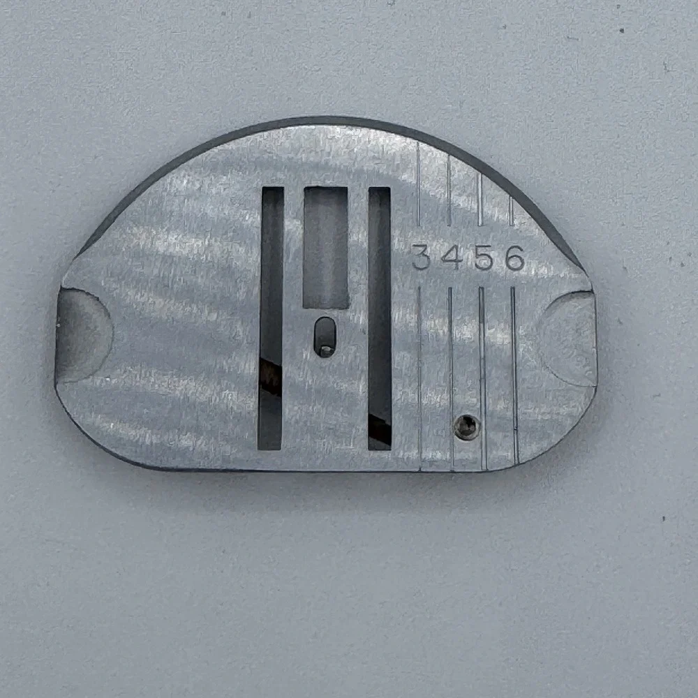 ORIGINAL SINGER SEWING MACHINE NEEDLE PLATE - PART # 21913